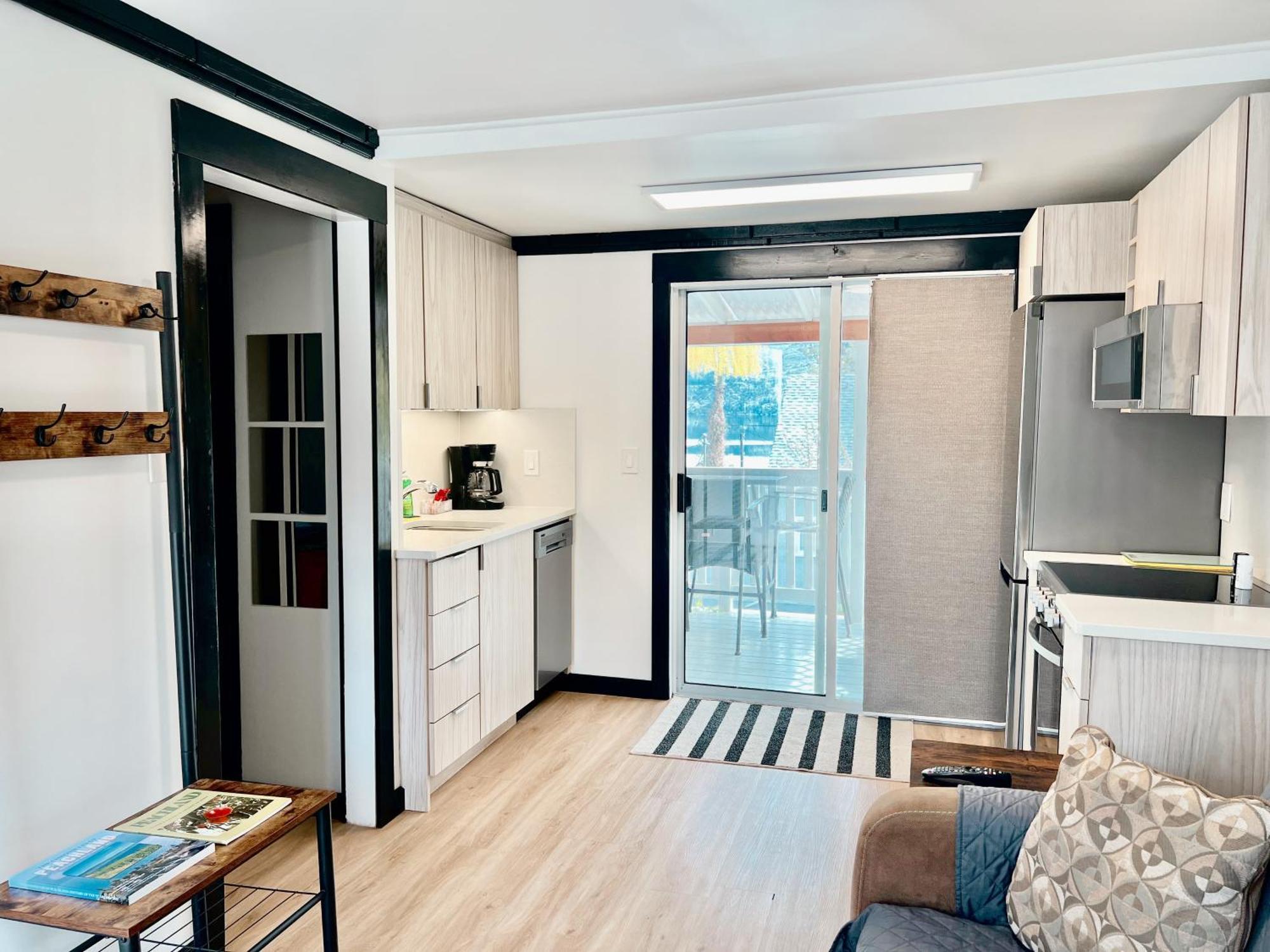 Peachland Beach Resort Extérieur photo