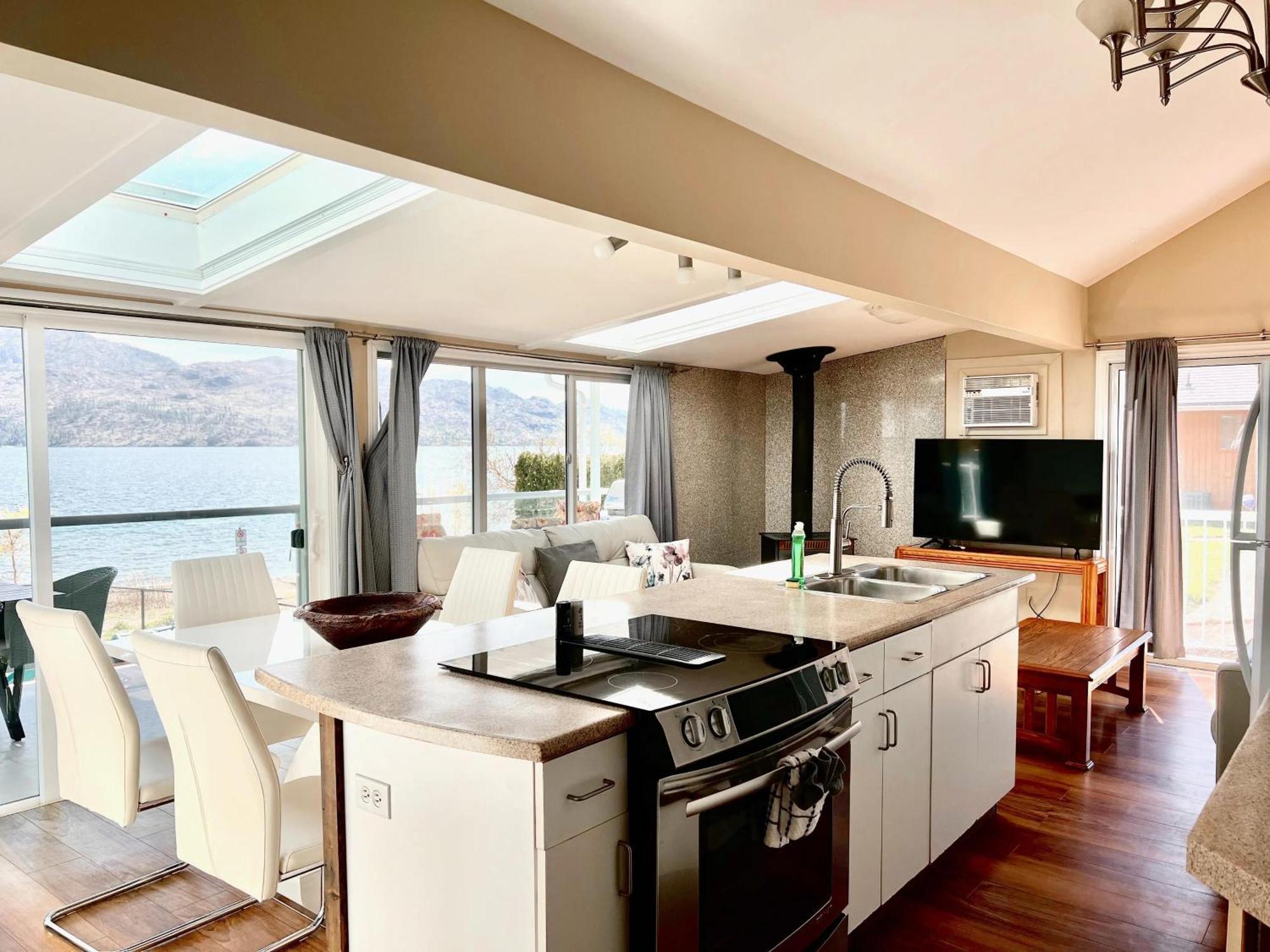 Peachland Beach Resort Extérieur photo