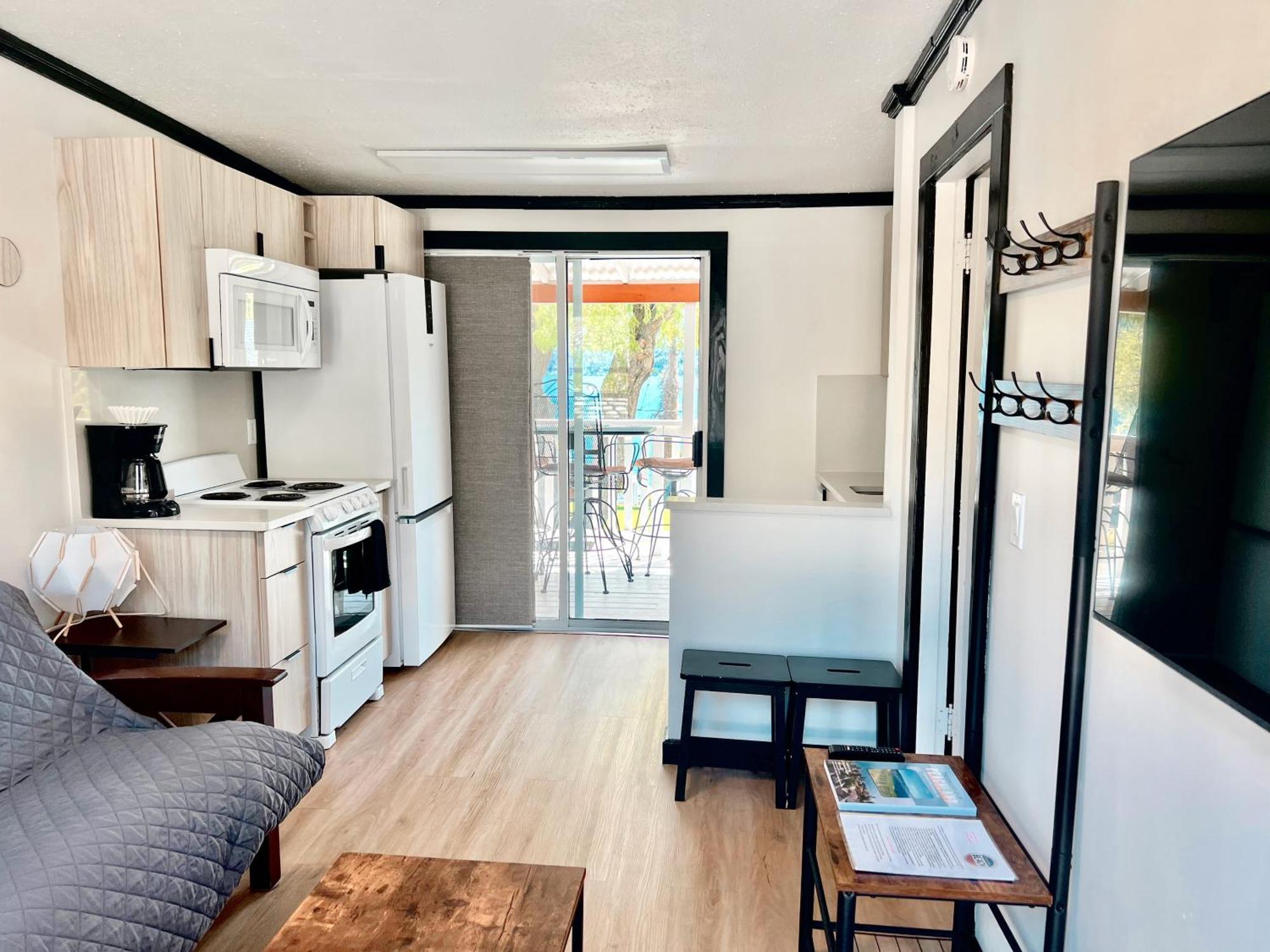 Peachland Beach Resort Extérieur photo
